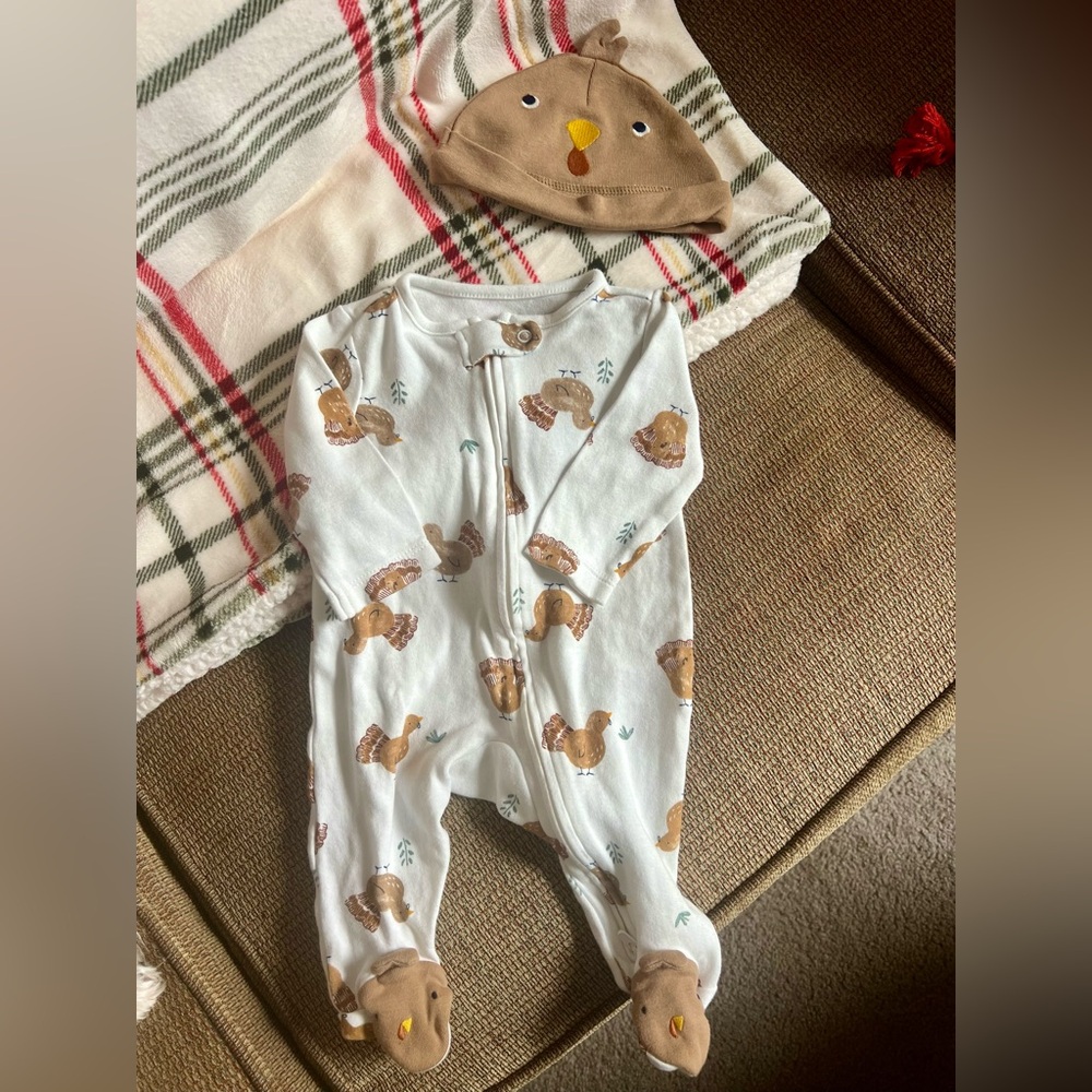 NWT Carter’s Thanksgiving Turkey Zipper Sleeper with hat. Size 3 months.